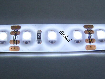 LED pásek 3528, studená bílá, IP 65, rozsvícený